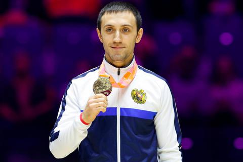 Am Ziel seiner Träume: Artur Davtyan holte letzten Sonntag in Liverpool WM-Gold für Armenien. Am Samstag zieht der Sprung-Weltmeister das Trikot der KTV Obere Lahn an und turnt in Biedenkopf in der 2. Bundesliga. © Imago/Roger Evans