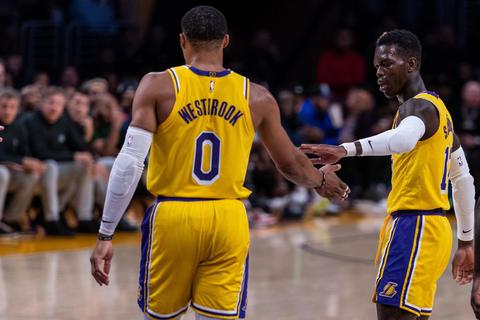 Dennis Schröder (r) klatscht mit seinem Teamkollegen Russell Westbrook ab. © Maximilian Haupt/dpa