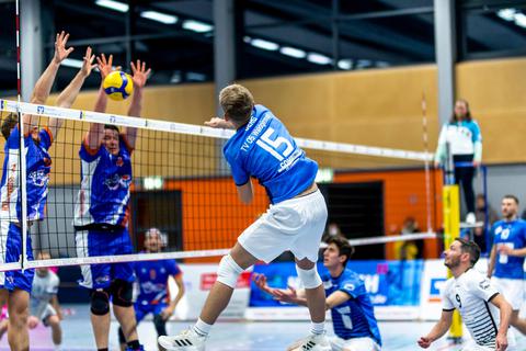 Auf ein Neues beim Schmetterball: Die Drittliga-Volleyballer des TV Waldgirmes müssen sich am Samstag in Ludwigsburg beweisen. Foto: Friedhelm Rücker 