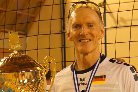 Präsentiert stolz die Trophäe: Karl Schumann, der sich mit dem deutschen Team den Titel bei der Ü 60-Weltmeisterschaft sichert. Foto: Schumann 
