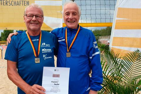 Als DM-Bronzemedaillengewinner strahlen die Waldgirmeser Ü 70-Beachvolleyballer Norbert Klemm (l.) und Hans Rauber in Berlin um die Wette. Foto: TV Waldgirmes 