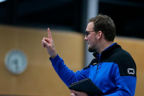 Sieht eine Niederlage seines Teams: Lukas Zielinski, Trainer des TV Waldgirmes. Foto: Steffen Bär 
