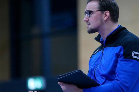 Bereit für die TSG Rüsselsheim: Lukas Zielisnki, Trainer des TV Waldgirmes. Foto: Steffen Bär  