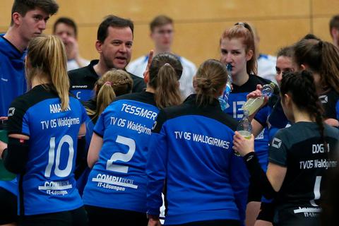 Kassieren die nächste Niederlage: die Spielerinnen des TV Waldgirmes um Trainer Samuel Schoele. Foto: Steffen Bär 