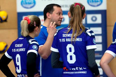 Vor allem wegen der Art und Weise der 0:3-Niederlage beim TV Dingolfing geht der Waldgirmeser Trainer Samuel Schoele einigermaßen hart ins Gericht mit seinen Schützlingen. © Steffen Bär