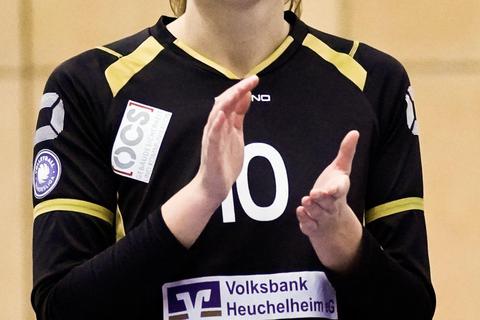 Trotz der aktuellen Tabellensituation des TV Waldgirmes in der 2. Bundesliga immer optimistisch eingestellt: Volleyballerin Britta Gemmeke. Foto: PeB  