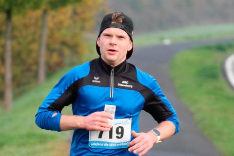 Janek Waldschmidt (ASC Dillenburg) ist in Pohlheim über fünf Kilometer als Gesamtvierter Sieger der M30. © Helmut Serowy
