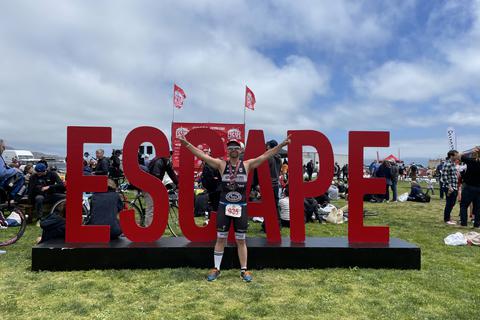 Mit der Startnummer 935: Timo Olp aus Herborn. Der Titel der Triathlonveranstaltung „Escape from Alcatraz“ ist rund um das Gelände in Sichtweite der Golden-Gate-Brücke in San Francisco allgegenwärtig - auf Aufstellern wie diesem, auf Werbetafeln oder auf Fanartikeln.