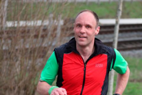 Marc-Alexander Funk vom ASC Dillenburg erreicht beim Halbmarathon des Löwenlaufs in Hachenburg in der Altersklasse M50 den zweiten Rang.  Foto: Helmut Serowy 