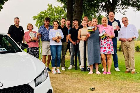 Die erfolgreichen Golfer des Audi-Quattro-Cup 2023 in Dillenburg mit dem Siegerduo Nadine Schöne (4. v. re.) und Dagmar Dreher (3. v. re.), das nun zum Deutschlandfinale reist.  