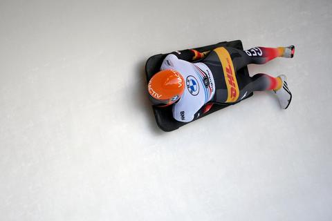 Noch ein Stück weg von der Ideallinie: Skeleton-Pilotin Tina Hermann wird beim Weltcup-Auftakt in Sigulda nur Siebte. Foto: dpa 