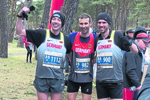 Abgekämpfte, aber glückliche Silbermedaillen-Gewinner bei der Senioren-Crosslauf-Weltmeisterschaft im polnischen Thorn/Torun (v. l.): Tobias Schulz (LC Eschenburg), Andreas Kuhlen (Braunschweig) und Martin Herbold (LC Eschenburg).