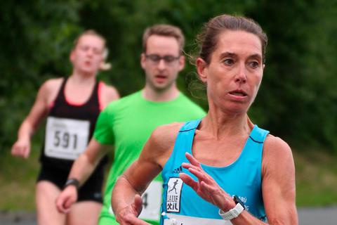 Claudia Göbel (LC Eschenburg) holte sich beim Halbmarathon in Köln-Porz den zweiten Rang in der W55 und sicherte sich zugleich den zweiten Platz in der Winterlaufserie.  Foto: Helmut Serowy 