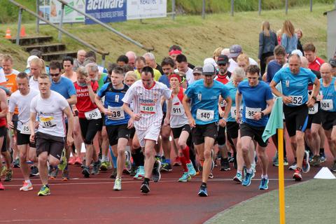 Größere Läufergruppen beim Start – wie hier beim „Lauf um das Holderberg-Stadion“ des LC Eschenburg – werden vorerst nicht zu sehen sein. Foto Helmut Serowy 