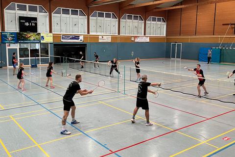 Ohne zwei Stammkräfte müssen sich die Dillenburger Badmintonspielerinnen und -spieler, hier in den schwarzen Trikots bei den Doppeln, der BSG Lahn Dill III geschlagen geben.  Foto: TV Dillenburg 