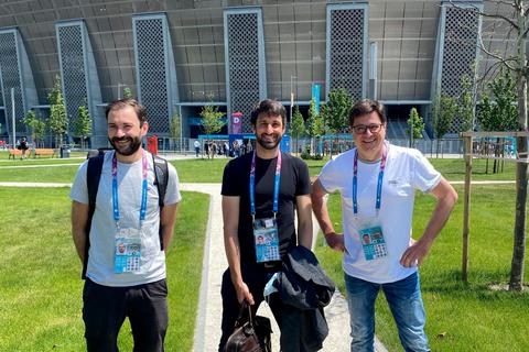 Bei der Fußball-EM vor dem Zentralstadion in Budapest: Florian Naß an der Seite von Thomas Broich (Mitte) und Assistent Dustin Wagner (links). Foto: Naß 
