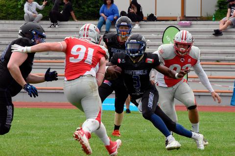 Sentinels-Quarterback Gabriel Cunningham (mit Ball) macht sich selbst auf den Weg und holt gegen die Fursty Razorbacks Fürstenfeldbruck einen ganz wichtigen Touchdown heraus. Foto: jf 