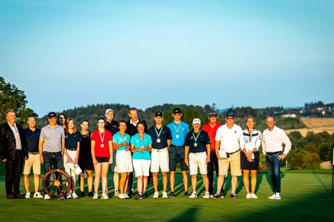 Belohnt werden die Erstplatzierten der Meisterschaften des Golf-Clubs Weilrod nach ihren guten Leistungen. Foto: Braukmann 