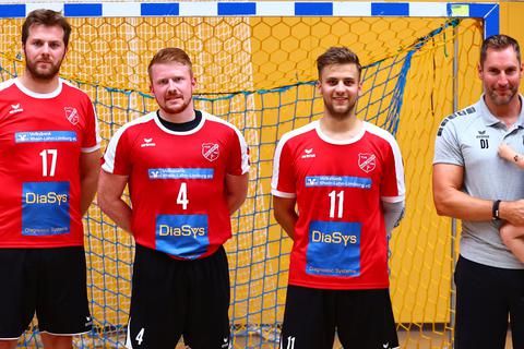 Die Neuzugänge und Rückkehrer des TuS Holzheim (von links): Robert Dettling, Marco Becker, Paul Bährens und Trainer Dominik Jung.