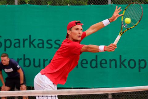 Hoch konzentriert: Raphael Collignon sichert sich im Endspiel gegen Yshai Oliel den Einzel-Titel bei den Marburg Open. Foto: Jens Schmidt 