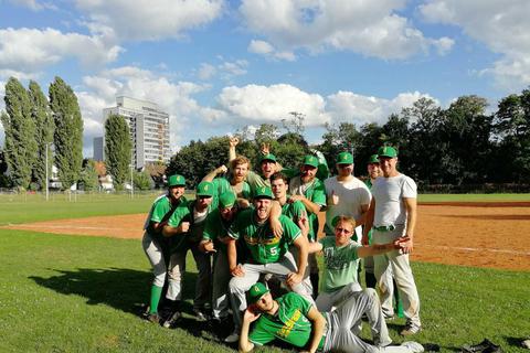 Erfolgsteam: Die Grasshoppers Erbach feiern die vorzeitige Meisterschaft in der Baseball-Landesliga Süd. Foto: Grasshoppers