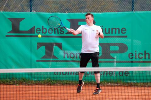 Kampfgeist nicht belohnt: Dautphetals Mario Achenbach holt in seinem Einzel 12:10 Spiele verliert aber den ersten Satz im Tiebreak und den Match-Tiebreak mit 8:10. Jens Schmidt