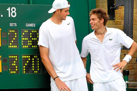 Ein Bild für die Tennis-Ewigkeit: John Isner (l.) und Nicolas Mahut nach ihrem unvergesslichen Duell im Juni 2010 auf Court No. 18 in Wimbledon. Foto: Archiv 
