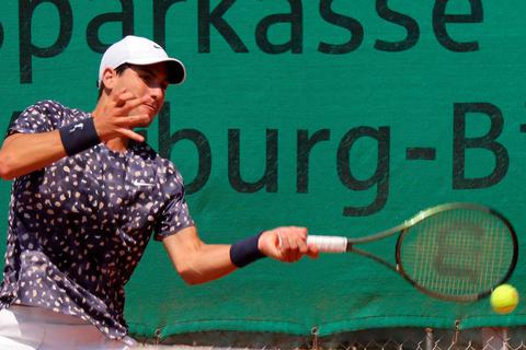 Kämpft sich mit harten Vorhandschlägen in die zweite Runde der Marburg Open: Israels Nummer eins Yshai Oliel. Foto: Jens Schmidt 