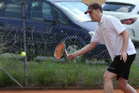 Patrick Voyé punktet gegen Gambach für die Tennisfreunde Lohra im Einzel und an der Seite von Thorben Seibert auch im Doppel. Foto: Jens Schmidt