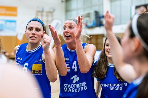 Jubeln demnächst gemeinsam für Alba Berlin: Theresa Simon (v. li.) und Marie Bertholdt verlassen den BC Marburg.