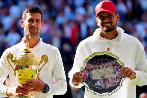 Rote Kappe im ansonsten blütenweißen Wimbledon: Nick Kyrgios (r.) pfeift nach seinem verlorenen Finale gegen Novak Djokovic auf die Etikette. Foto: dpa 