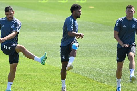 Deutschlands Kevin Volland (v.li.), Serge Gnabry und Toni Kroos beim Abschlusstraining vor dem Spiel gegen Portugal. Foto: dpa/ Federico Gambarini