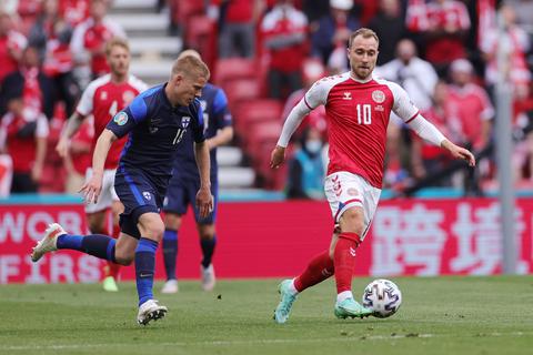 Christian Eriksen (r.) von Dänemark war im EM-Spiel gegen Finnland in der 1. Halbzeit auf dem Platz zusammengebrochen. Foto: dpa