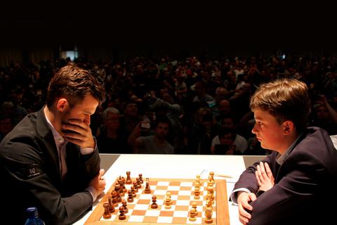 Vincent Keymer (rechts) bietet Weltmeister Magnus Carlsen im April fast sieben Stunden lang Paroli. Foto: dpa 