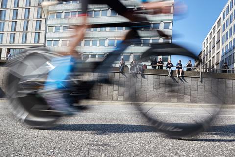 Bei der Ironman-EM in Hamburg ist der Fahrer eines Begleitmotorrads bei einem Unfall getötet worden.
