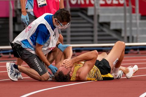 Die Schmerzen sind zu stark: Niklas Kaul muss beim 400-Meter-Lauf aufgeben. Foto: dpa 