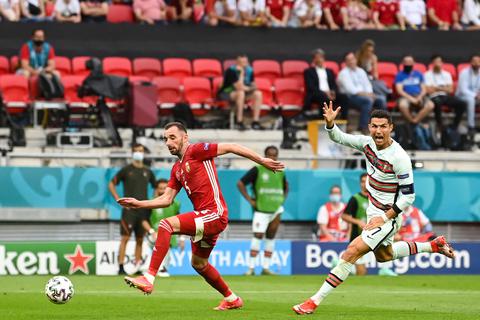 Ungarns Attila Fiola (li.) und Portugals Cristiano Ronaldo kämpfen um den Ball.  Foto: dpa