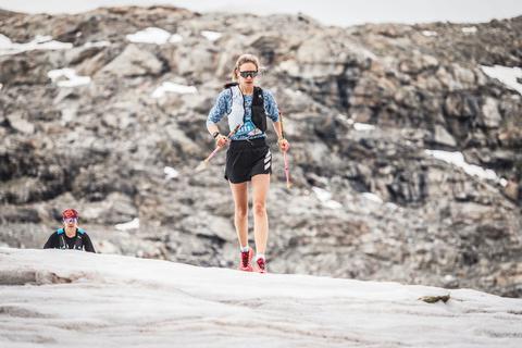 Auf Stöcken geht’s den Gletscher hinauf: Die Mainzerin Marathonmeisterin Johanna Ehrenklau machte beim anstrengenden Wettkampf mit, der viel Vorbereitung erfordert.
