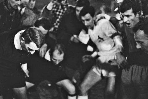 Pech gehabt: Wegen eines Münzwurfes fliegt der 1. FC Köln 1965 aus dem Europapokal.Archivfoto: dpa 