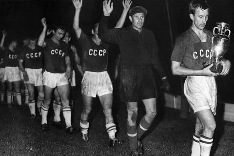 Die Fußballer der Sowjetunion feiern 1960 den Titel bei der ersten EM überhaupt. Screenshot: ARD-Fotogalerie/Archiv 