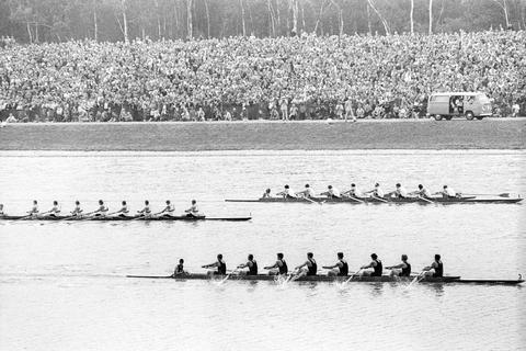 Das Finale 1972 wird für den deutschen Achter (links) zum Fiasko. Der Abstand zu Sieger Neuseeland (unten) beträgt im Ziel mehr als sechs Sekunden. Foto: imago/Ferdi Hartung 