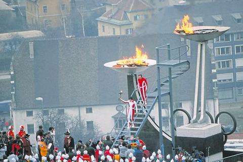 Doppelt leuchtet besser: Christel Haas und Josef Feistmantel entzünden zwei olympische Feuer. Foto: imago/Colorsport 