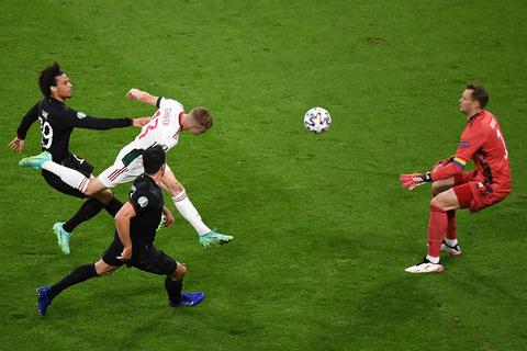 Andreas Schaefer (weiß, Ungarn) trifft zum 1:2 gegen Deutschland. Foto: Jan Huebner