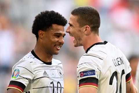 Serge Gnabry (links) und Robin Gosens freuen sich über den ersten Sieg der deutschen Nationalmannschaft bei der EM. Foto: dpa