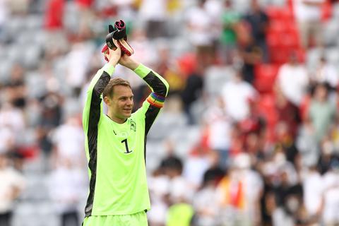 Die Regenbogenbinde von Manuel Neuer war Gegenstand von Uefa-Untersuchungen. Foto: dpa