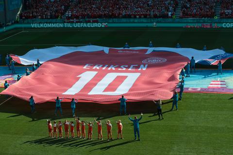 Vor dem Spiel wurde ein riesiges Trikot mit dem Namen Eriksens auf den Platz getragen. Foto: dpa/AP/Hannah Mckay