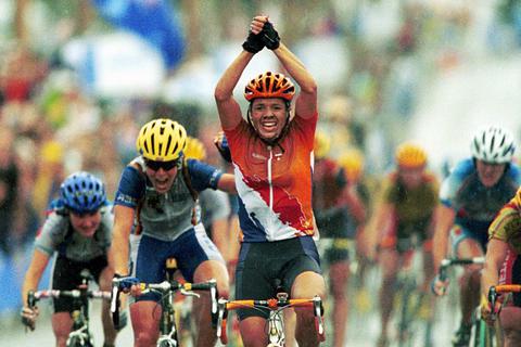 Jubel im Ziel: Leontien van Moorsel hängt die Konkurrenz auch auf der Straße ab und gewinnt Gold.Archivfoto: imago 