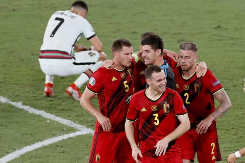 Während sich die Belgien nach Schlusspfiff jubelnd in den Armen liegen, ist für Cristiano Ronaldo und seine Portugiesen das Turnier beendet. Foto: dpa
