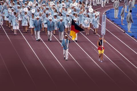 1992 gibt es bei Olympischen Sommerspielen erstmals wieder eine gesamtdeutsche Mannschaft. Viele DDR-Sportler mussten zuvor aber aus finanziellen Gründen ihre Karriere beenden. Fotos: imago