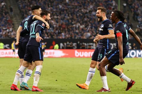 Herthas Marvin Plattenhardt (2.v.l) jubelt zusammen mit seinen Teamkollegen nach seinem Treffer zum 0:2. Foto: dpa